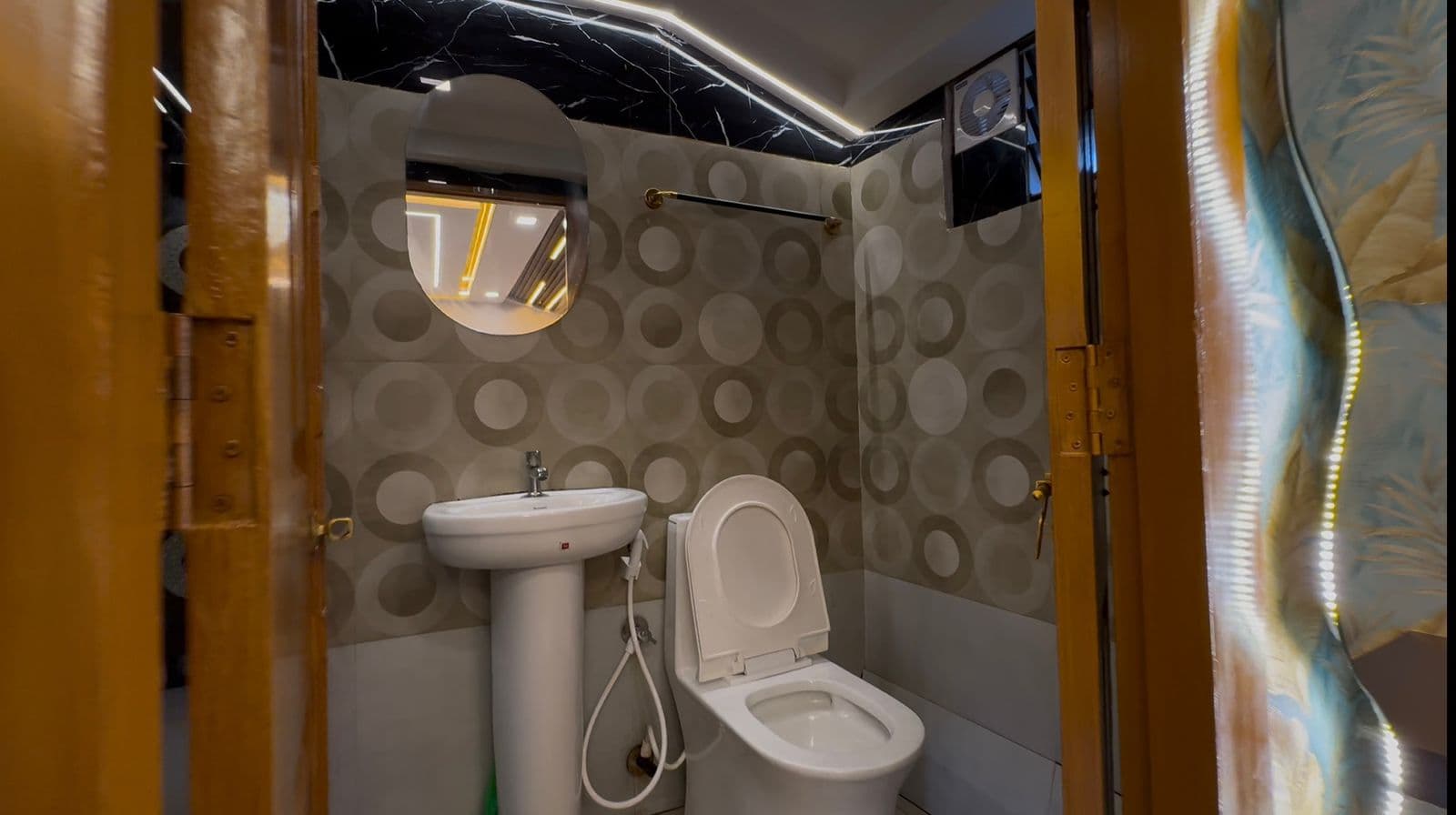 1 bedroom houseboat lounge
