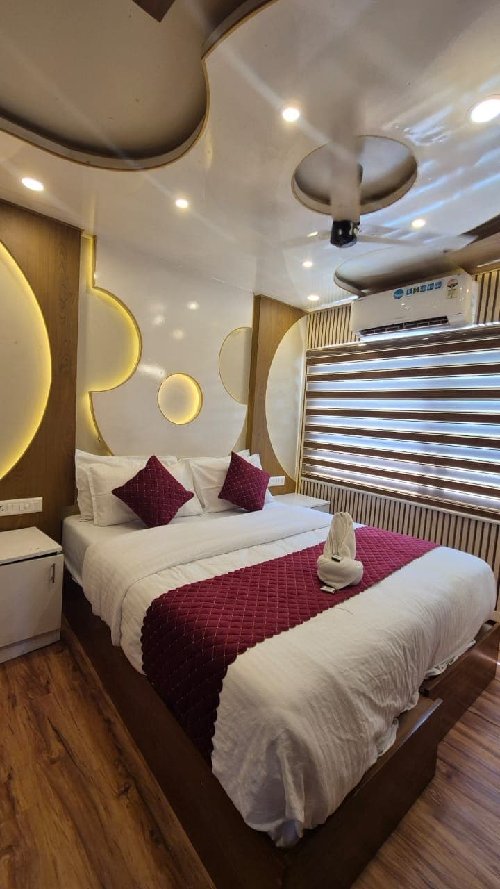 9 bedroom houseboat 2