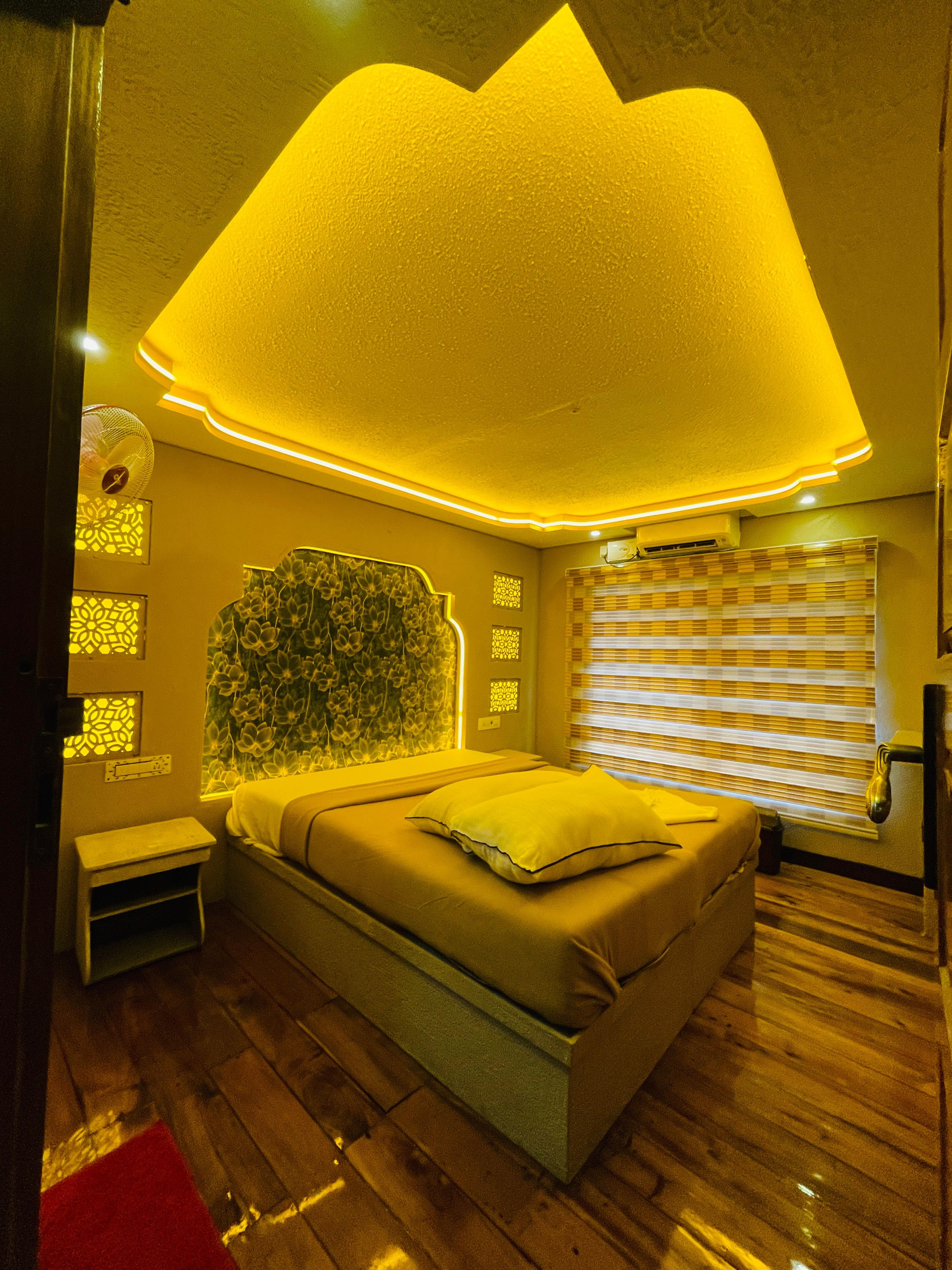 8 bedroom houseboat exterior
