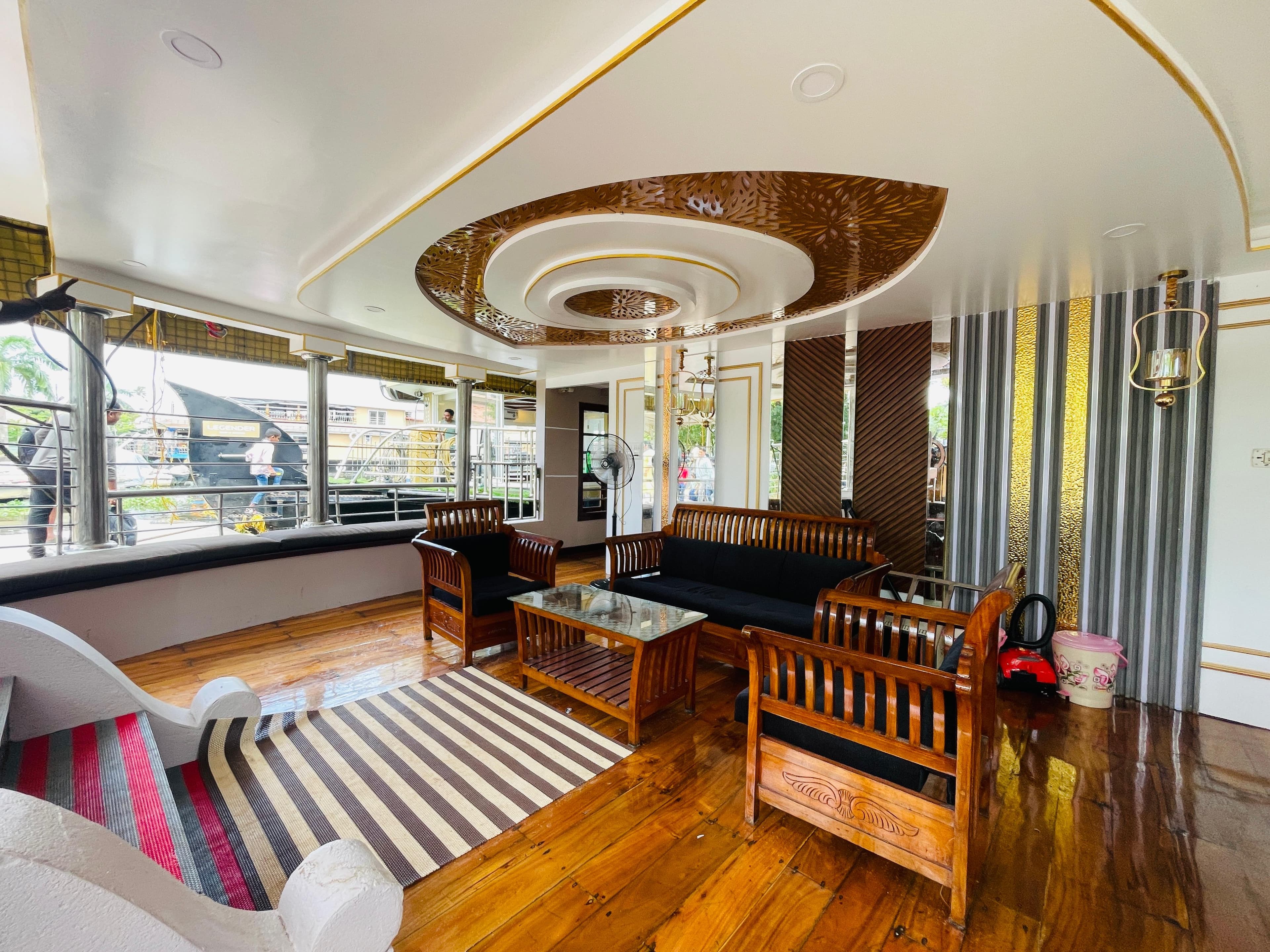 8 bedroom houseboat lounge