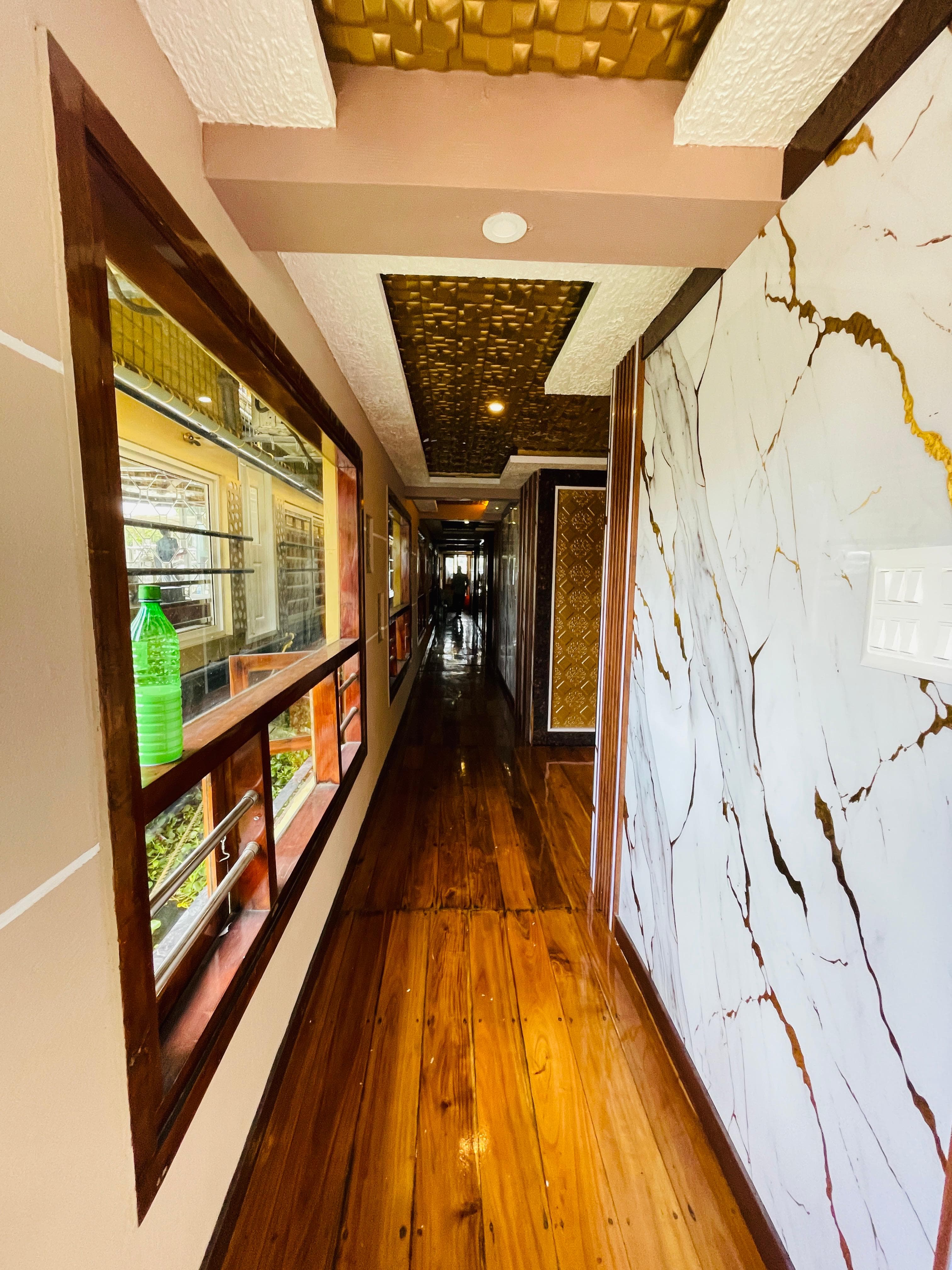 8 bedroom houseboat dining