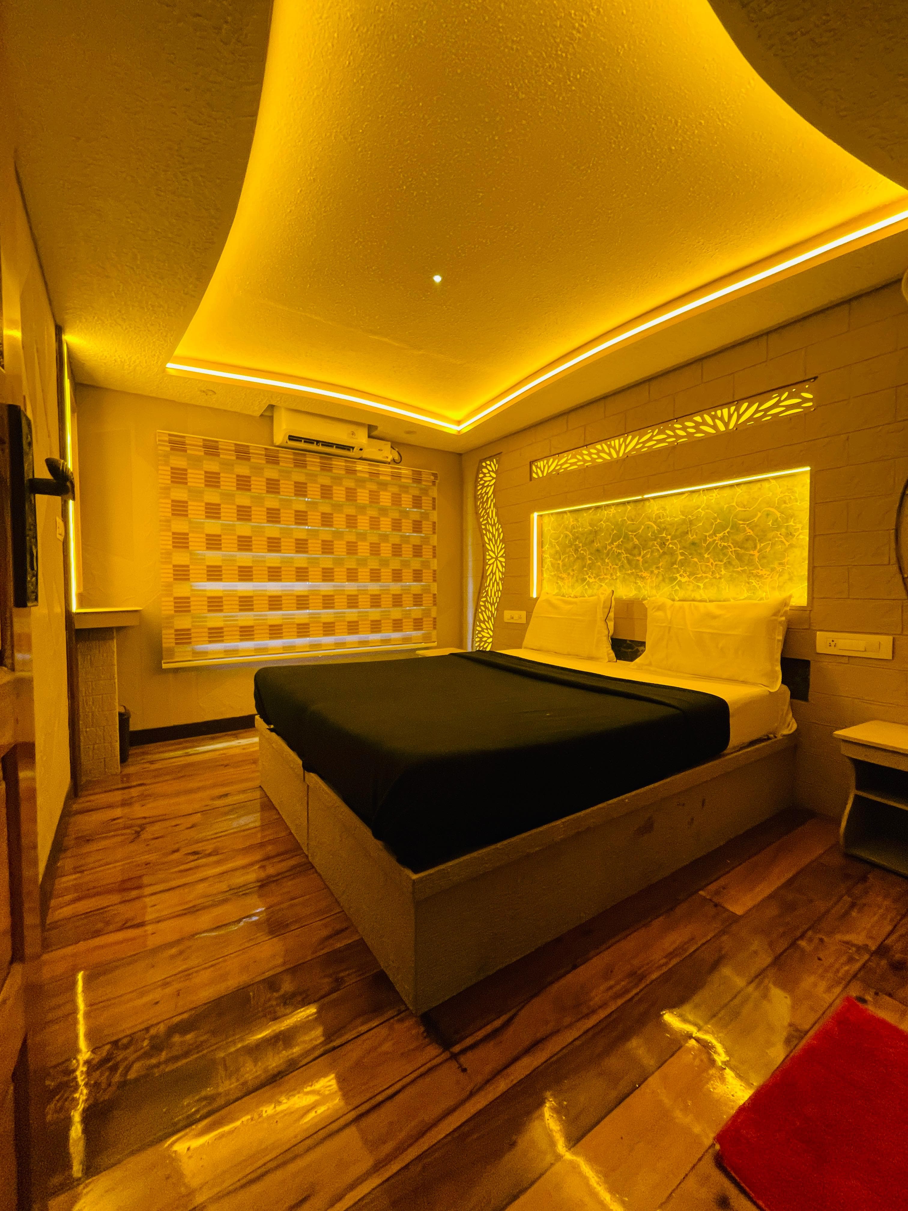 8 bedroom houseboat 2