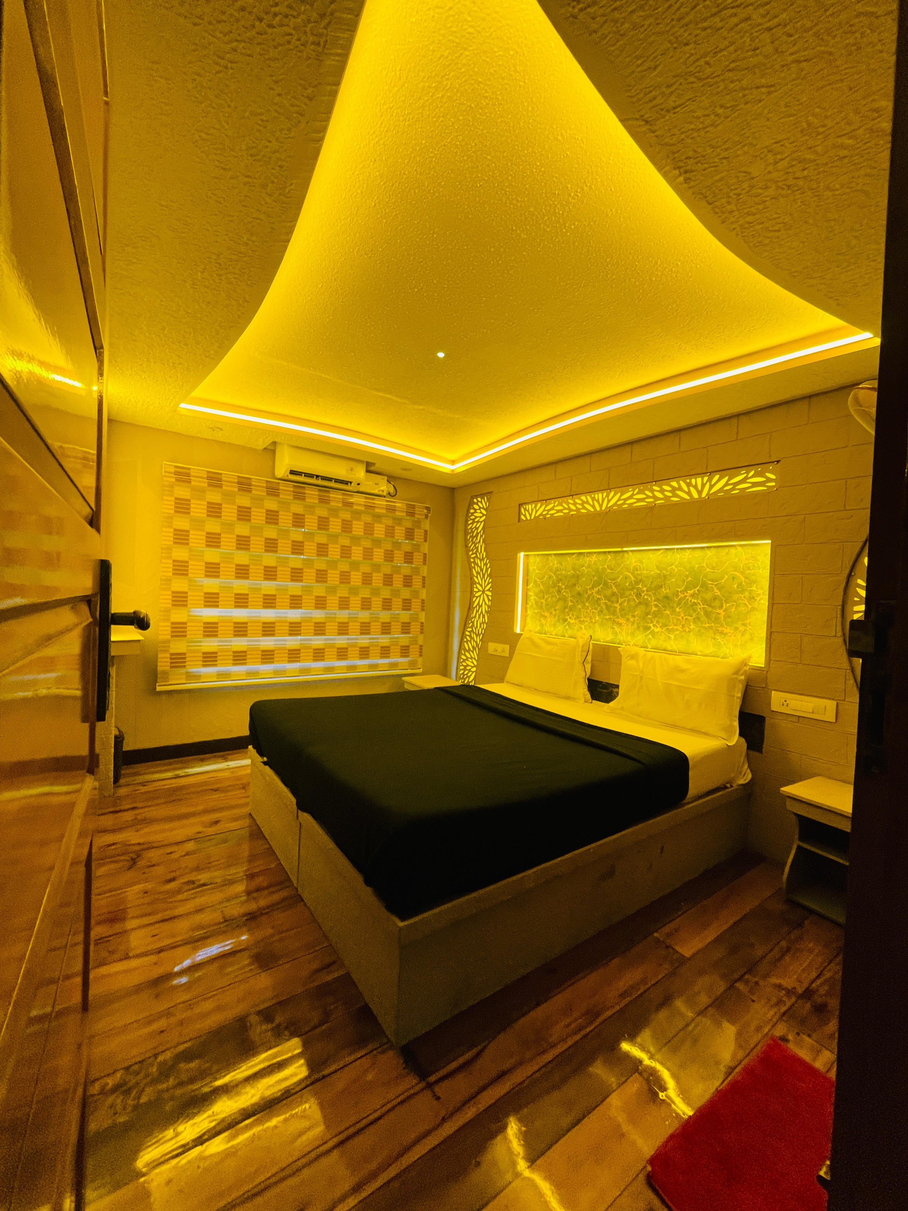 8 bedroom houseboat 3